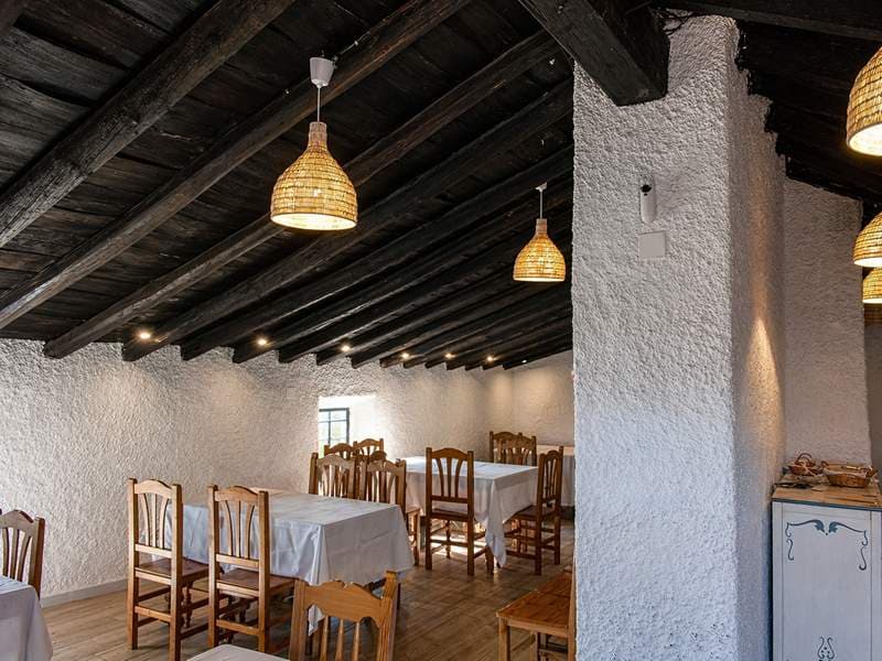 Comedor con vigas de madera